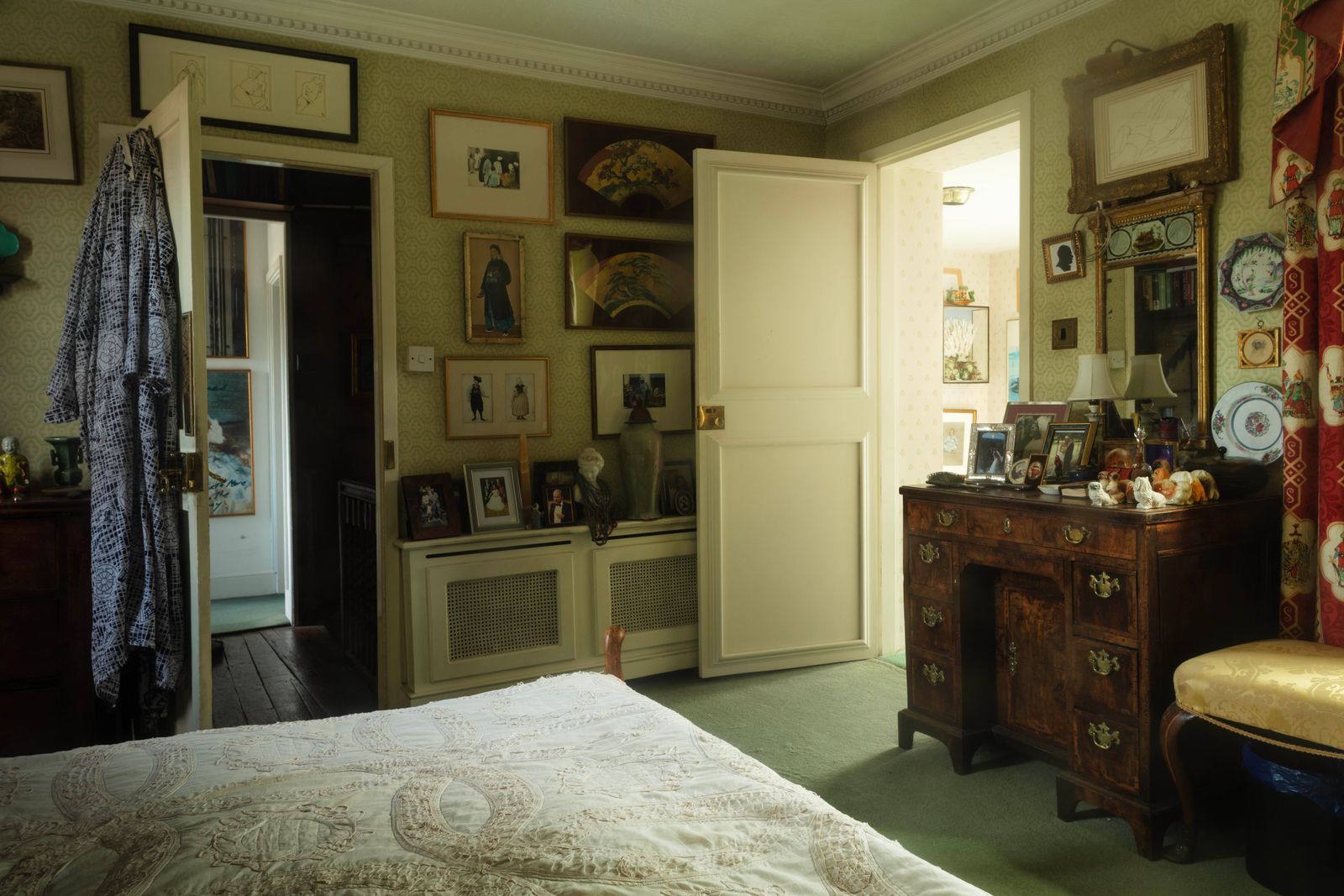 In the main bedroom ceramic Pekinese dogs keep a close eye on the couple. Here without panelling on the walls artworks...