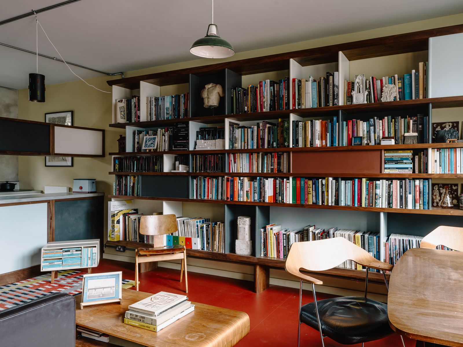 Thoroughly Modernist milieu: Otto Saumarez Smith’s meticulous makeover of a 1950s flat