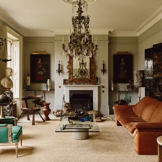 Dealer Stephen Sprake’s converted naval lodgings really push the boat out